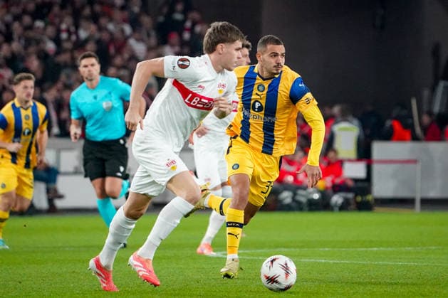 Fussball UEFA Europa League 2025 26, 6. Spieltag - VfB Stuttgart vs Maccabi Tel Aviv FC - Arena Stuttgart (Deutschland): Ramon Hendriks (VfB Stuttgart, 3) Sayed Abu Farkhi Sayed Abu Farkhi (Maccabi Tel Aviv, 34) Stuttgart Baden-Württemberg Deutschland Copyright: xJOERANxSTEINSIEKx