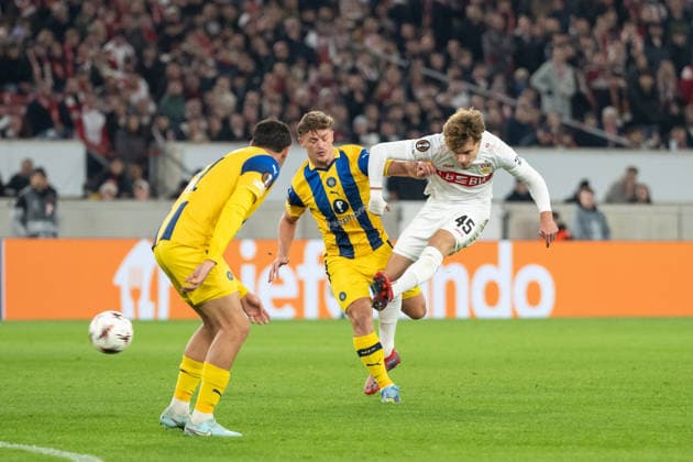 v.li. Itamar Noy (Maccabi Tel Aviv, 30), Lazar Jovanovic (VfB Stuttgart, 45) Torschuss, GER, VfB Stuttgart vs. Maccabi Tel Aviv, Fussball, UEFA Europa League, Herren, 6. Spieltag, Spielzeit 2025 2026, 11.12.2025, GER, VfB Stuttgart vs. Maccabi Tel Aviv, Fussball, UEFA Europa League, Herren, 6. Spieltag, Spielzeit 2025 2026, 11.12.2025 Stuttgart Copyright: xEibner-Pressefoto WolfgangxFrankx EP_WFK