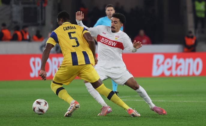 Stuttgart , Fußball UEFA Europa League VfB Stuttgart vs. Maccabi Tel Aviv , von links: Mohamed Ali Camara ( Tel ) Tiago Tomas ( VfB )