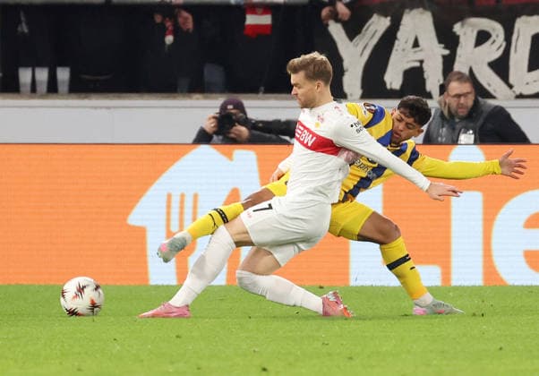 Stuttgart, Fußball UEFA Europa League, Saison 2025-2026, VfB Stuttgart vs. Maccabi Tel Aviv, v.l. Maximilian Mittelstädt (VfB), Kervin Andrade (Tel)