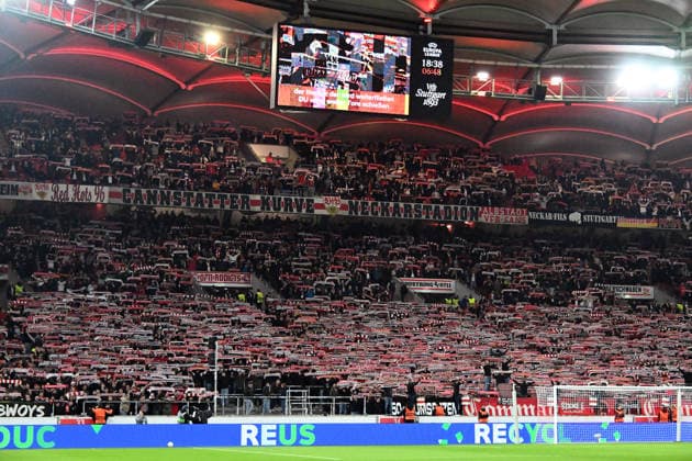 11.12.2025, xsltx, Fussball UEFA Europa League, VfB Stuttgart - Maccabi Tel Aviv v.l. Fans, Stimmung, Schals, Fahnen VfB Stuttgart Stuttgart