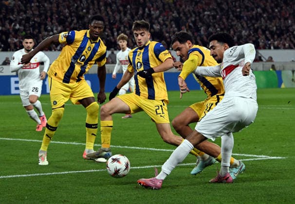 11.12.2025, xsltx, Fussball UEFA Europa League, VfB Stuttgart - Maccabi Tel Aviv v.l. Noam Ben Harush (Maccabi Tel Aviv),Itay Ben Hamo (Maccabi Tel Aviv), Tiago Tomas (VfB Stuttgart) Stuttgart