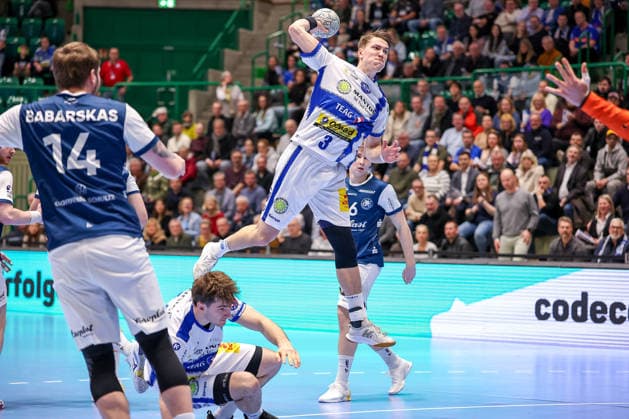 11.12.2025, Handball, HBL, Bergischer HC - ThSV Eisenach, Unihalle Wuppertal: Oskar Joelsson (Eisenach 03) wirft an Gerdas Babarskas (BHC 14) vorbei auf das Tor Nordrhein-Westfalen Deutschland