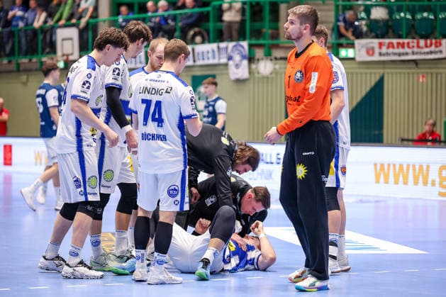 11.12.2025, Handball, HBL, Bergischer HC - ThSV Eisenach, Unihalle Wuppertal: Philipp Meyer (Eisenach 27) liegt mit Schmerzen auf dem Spielfeld Nordrhein-Westfalen Deutschland