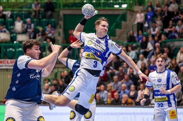 11.12.2025, Handball, HBL, Bergischer HC - ThSV Eisenach, Unihalle Wuppertal: Oskar Joelsson (Eisenach 03) wirft an Aron Seesing (BHC 49) vorbei auf das Tor Nordrhein-Westfalen Deutschland