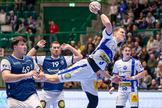 11.12.2025, Handball, HBL, Bergischer HC - ThSV Eisenach, Unihalle Wuppertal: Oskar Joelsson (Eisenach 03) wirft an Aron Seesing (BHC 49) vorbei auf das Tor Nordrhein-Westfalen Deutschland