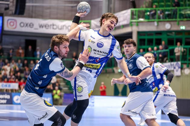 11.12.2025, Handball, HBL, Bergischer HC - ThSV Eisenach, Unihalle Wuppertal: Felix Aellen (Eisenach 22) beim Wurf gegen Gerdas Babarskas (BHC 14) Nordrhein-Westfalen Deutschland