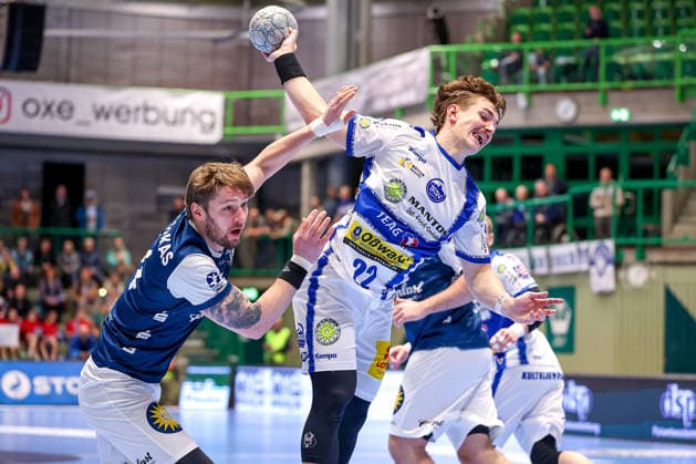 11.12.2025, Handball, HBL, Bergischer HC - ThSV Eisenach, Unihalle Wuppertal: Felix Aellen (Eisenach 22) beim Wurf gegen Gerdas Babarskas (BHC 14) Nordrhein-Westfalen Deutschland