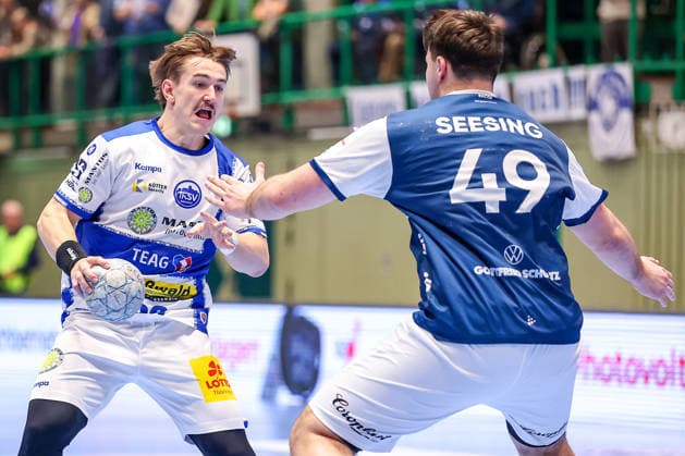 11.12.2025, Handball, HBL, Bergischer HC - ThSV Eisenach, Unihalle Wuppertal: Felix Aellen (Eisenach 22) im Zweikampf gegen Aron Seesing (BHC 49) Nordrhein-Westfalen Deutschland