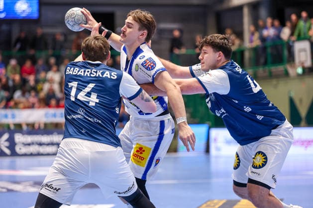 11.12.2025, Handball, HBL, Bergischer HC - ThSV Eisenach, Unihalle Wuppertal: Felix Aellen (Eisenach 22) im Zweikampf gegen Gerdas Babarskas (BHC 14) und Aron Seesing (BHC 49) Nordrhein-Westfalen Deutschland