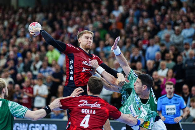 Wurf Tor Simon Pytlick (SG Flensburg-Handewitt, 02) GER, SG Flensburg-Handewitt vs. Fuechse Berlin, Handball, Bundesliga, Spieltag 16, Saison 2026 2026, 11.12.2025 GER, SG Flensburg-Handewitt vs. Fuechse Berlin, Handball, Bundesliga, Spieltag 16, Saison 2026 2026, 11.12.2025 Flensburg Copyright: xEibner-Pressefoto MarcelxvonxFehrnx EP_MFN