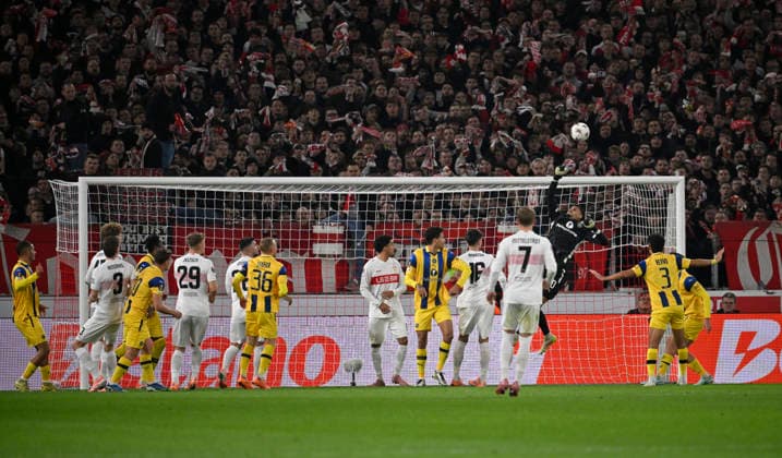 Strafraumszene, Torraumszene Torwart Roi Mishpati Maccabi Tel-Aviv FC (90) Aktion VfB Stuttgart vs Maccabi Tel-Aviv FC EUROPA LEAGUE EL 11.12.2025 DFL REGULATIONS PROHIBIT ANY USE OF PHOTOGRAPHS AS IMAGE SEQUENCES AND OR QUASI-VIDEO VfB Stuttgart vs Maccabi Tel-Aviv FC EUROPA LEAGUE EL