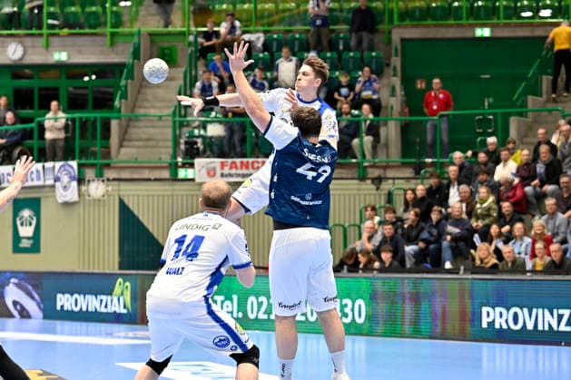 GER, 1.DAIKIN HBL, BHC06, BHC06 - ThSV Eisenach, 16. Spieltag 11.12. 2025,Wuppertal ,Unihalle, GER, 1.DAIKIN HBL, 16. Spieltag BHC06 - ThSV Eisenach 1.Liqui Moly HBL regulations prohibit any use of photographs as image sequences and or quasi-video im Bild Felix Aellen ( THSV Eisenach 22 ) gegen Aron Seesing ( BHC 49 ).
