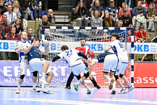 GER, 1.DAIKIN HBL, BHC06, BHC06 - ThSV Eisenach, 16. Spieltag 11.12. 2025,Wuppertal ,Unihalle, GER, 1.DAIKIN HBL, 16. Spieltag BHC06 - ThSV Eisenach 1.Liqui Moly HBL regulations prohibit any use of photographs as image sequences and or quasi-video im Bild Aron Seesing ( BHC 49 ) am Kreis gegen Peter Walz ( THSV Eisenach 14 ).