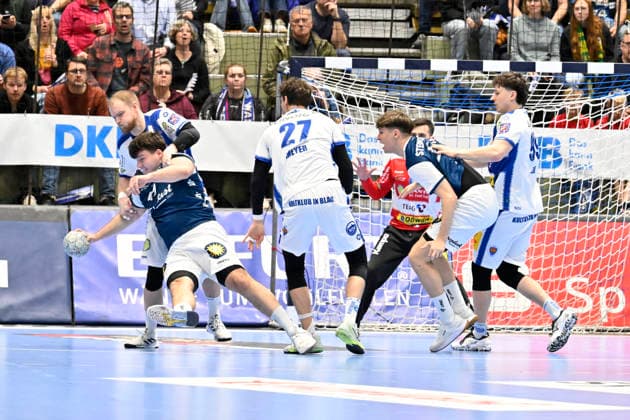 GER, 1.DAIKIN HBL, BHC06, BHC06 - ThSV Eisenach, 16. Spieltag 11.12. 2025,Wuppertal ,Unihalle, GER, 1.DAIKIN HBL, 16. Spieltag BHC06 - ThSV Eisenach 1.Liqui Moly HBL regulations prohibit any use of photographs as image sequences and or quasi-video im Bild Aron Seesing ( BHC 49 ) gegen Peter Walz ( THSV Eisenach 14 ) und Philipp Meyer ( THSV Eisenach 27 ).