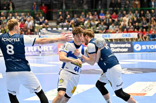 GER, 1.DAIKIN HBL, BHC06, BHC06 - ThSV Eisenach, 16. Spieltag 11.12. 2025,Wuppertal ,Unihalle, GER, 1.DAIKIN HBL, 16. Spieltag BHC06 - ThSV Eisenach 1.Liqui Moly HBL regulations prohibit any use of photographs as image sequences and or quasi-video im Bild Stephan Seitz ( THSV Eisenach 44 ) gegen Johannes Wasielewski ( Bergischer HC 77 ).
