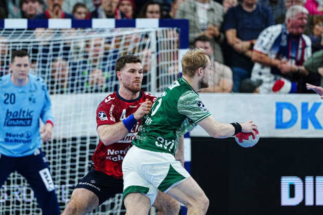 Johannes Golla (SG Flensburg-Handewitt, 04), Matthes Langhoff (Fuechse Berlin, 25) GER, SG Flensburg-Handewitt vs. Fuechse Berlin, Handball, Bundesliga, Spieltag 16, Saison 2026 2026, 11.12.2025 GER, SG Flensburg-Handewitt vs. Fuechse Berlin, Handball, Bundesliga, Spieltag 16, Saison 2026 2026, 11.12.2025 Flensburg Copyright: xEibner-Pressefoto MarcelxvonxFehrnx EP_MFN