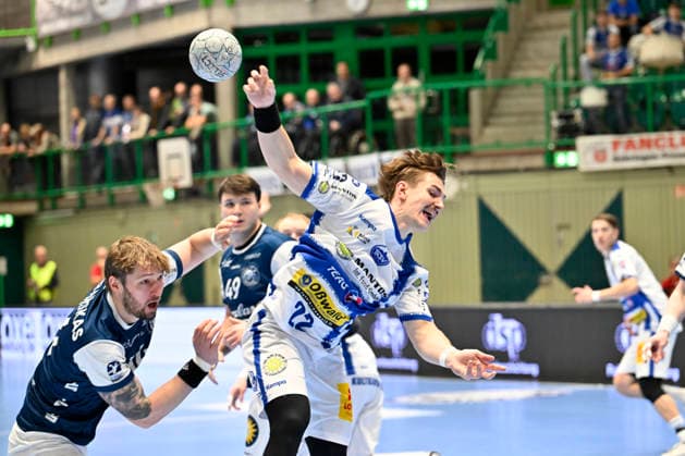 GER, 1.DAIKIN HBL, BHC06, BHC06 - ThSV Eisenach, 16. Spieltag 11.12. 2025,Wuppertal ,Unihalle, GER, 1.DAIKIN HBL, 16. Spieltag BHC06 - ThSV Eisenach 1.Liqui Moly HBL regulations prohibit any use of photographs as image sequences and or quasi-video im Bild Felix Aellen ( THSV Eisenach 22 ) gegen Johannes Wasielewski ( Bergischer HC 77 ).