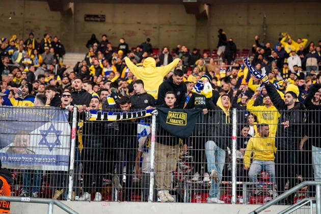 Fussball UEFA Europa League 2025 26, 6. Spieltag - VfB Stuttgart vs Maccabi Tel Aviv FC - Arena Stuttgart (Deutschland): Stuttgart, Deutschland, Europa, Maccabi-Gästefans, gelb-blaue Fanwand, Israel-Flagge, Zaunbanner, Maccabi Fanatics, Fangesänge, Auswärtsmob, Stadionatmosphäre, Sicherheit, UEFA Europa League, internationale Begegnung, Symbolfoto lebendiger Fankultur. Copyright: xJOERANxSTEINSIEKx
