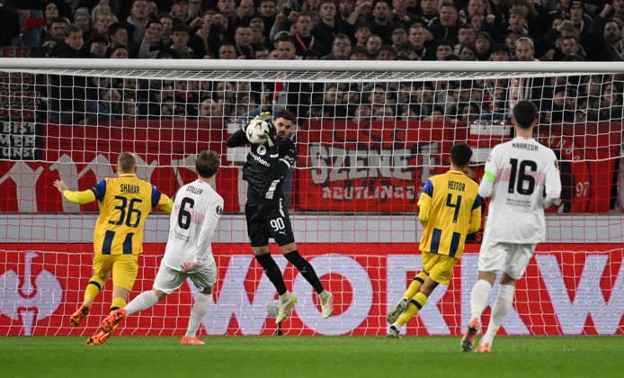 Strafraumszene, Torraumszene Torwart Roi Mishpati Maccabi Tel-Aviv FC (90) Aktion VfB Stuttgart vs Maccabi Tel-Aviv FC EUROPA LEAGUE EL 11.12.2025 DFL REGULATIONS PROHIBIT ANY USE OF PHOTOGRAPHS AS IMAGE SEQUENCES AND OR QUASI-VIDEO VfB Stuttgart vs Maccabi Tel-Aviv FC EUROPA LEAGUE EL