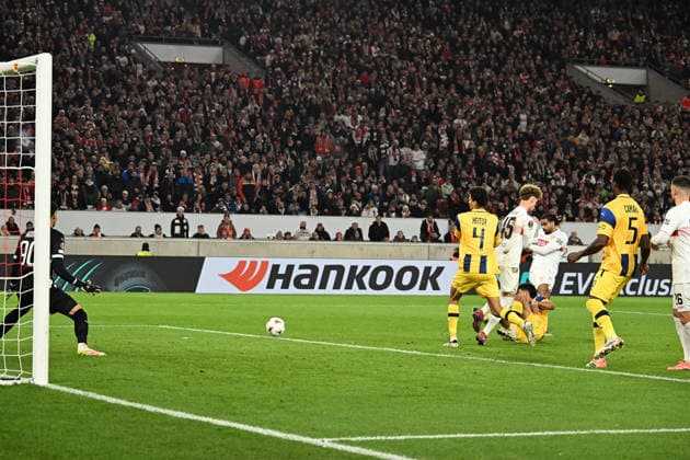 11.12.2025, xsltx, Fussball UEFA Europa League, VfB Stuttgart - Maccabi Tel Aviv v.l. Roi Mishpati (Maccabi Tel Aviv), Lorenz Assigon (VfB Stuttgart) Goal scored, erzielt das Tor zum !:0 Stuttgart