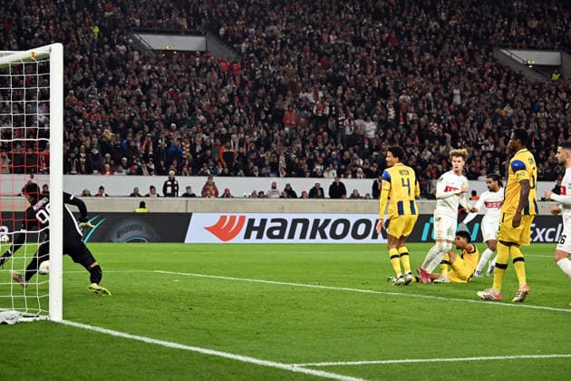 11.12.2025, xsltx, Fussball UEFA Europa League, VfB Stuttgart - Maccabi Tel Aviv v.l. Roi Mishpati (Maccabi Tel Aviv), Lorenz Assigon (VfB Stuttgart) Goal scored, erzielt das Tor zum !:0 Stuttgart
