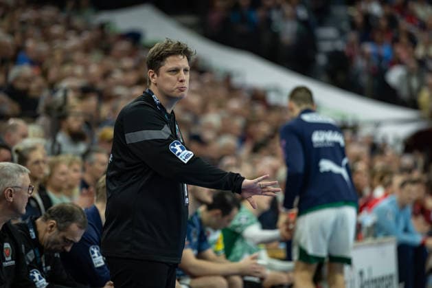 DAIKIN HBL: SG Flensburg-Handewitt vs Füchse Berlin; 11.12.25 Nicolej Krickau (Trainer, Füchse Berlin) gestikuliert DAIKIN HBL: SG Flensburg-Handewitt vs Füchse Berlin, GP JOULE Arena am 11.12.25 Copyright: xBEAUTIFULxSPORTS MarioxM.xKobergx