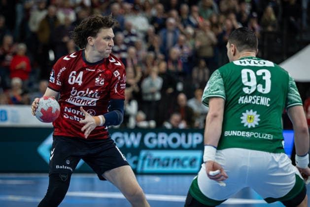 DAIKIN HBL: SG Flensburg-Handewitt vs Füchse Berlin; 11.12.25 Lasse Kjaer Møller (Nr.64, SG Flensburg-Handewitt) gegen Mijajlo Marsenic (Nr.93, Füchse Berlin) DAIKIN HBL: SG Flensburg-Handewitt vs Füchse Berlin, GP JOULE Arena am 11.12.25 Copyright: xBEAUTIFULxSPORTS MarioxM.xKobergx