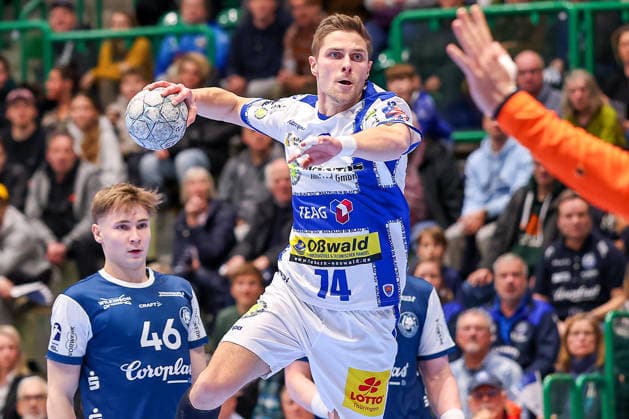 11.12.2025, Handball, HBL, Bergischer HC - ThSV Eisenach, Unihalle Wuppertal: Vincent Büchner (Eisenach 74) wirft auf das Tor von Torhüter Christopher Rudeck (BHC 01) Nordrhein-Westfalen Deutschland