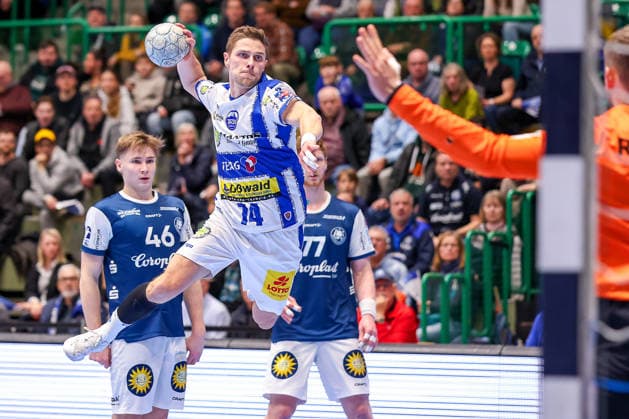 11.12.2025, Handball, HBL, Bergischer HC - ThSV Eisenach, Unihalle Wuppertal: Vincent Büchner (Eisenach 74) wirft auf das Tor von Torhüter Christopher Rudeck (BHC 01) Nordrhein-Westfalen Deutschland