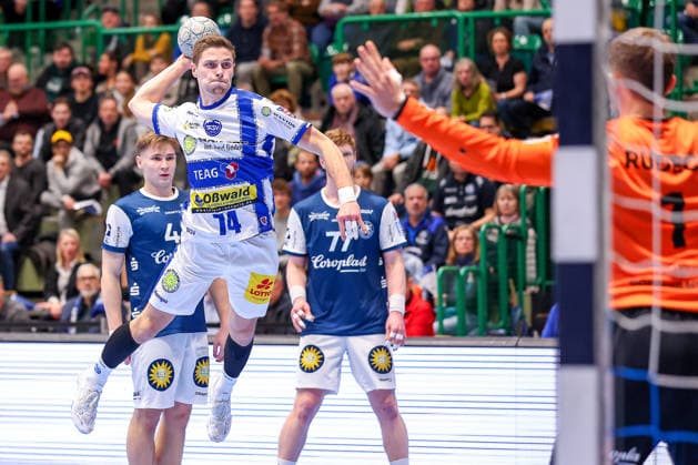 11.12.2025, Handball, HBL, Bergischer HC - ThSV Eisenach, Unihalle Wuppertal: Vincent Büchner (Eisenach 74) wirft auf das Tor von Torhüter Christopher Rudeck (BHC 01) Nordrhein-Westfalen Deutschland