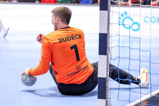 11.12.2025, Handball, HBL, Bergischer HC - ThSV Eisenach, Unihalle Wuppertal: Torhüter Christopher Rudeck (BHC 01) jubelnd auf dem Spielfeld Nordrhein-Westfalen Deutschland