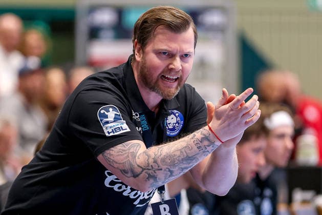 11.12.2025, Handball, HBL, Bergischer HC - ThSV Eisenach, Unihalle Wuppertal: Cheftrainer Arnor Gunnarsson (BHC hc) gestikulierend am Spielfeldrand Nordrhein-Westfalen Deutschland
