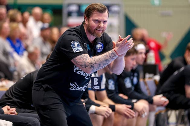 11.12.2025, Handball, HBL, Bergischer HC - ThSV Eisenach, Unihalle Wuppertal: Cheftrainer Arnor Gunnarsson (BHC hc) gestikulierend am Spielfeldrand Nordrhein-Westfalen Deutschland