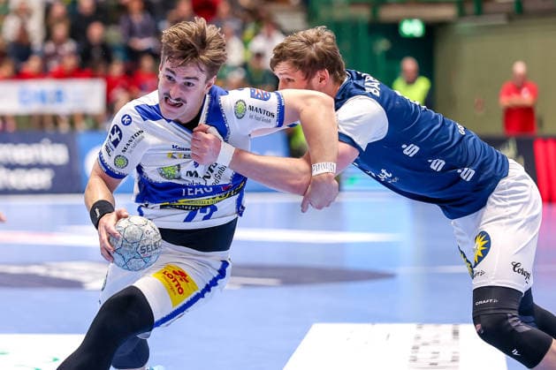 11.12.2025, Handball, HBL, Bergischer HC - ThSV Eisenach, Unihalle Wuppertal: Felix Aellen (Eisenach 22) im Zweikampf gegen Gerdas Babarskas (BHC 14) Nordrhein-Westfalen Deutschland