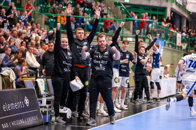 11.12.2025, Handball, HBL, Bergischer HC - ThSV Eisenach, Unihalle Wuppertal: Cheftrainer Arnor Gunnarsson (BHC hc) jubelnd am Spielfeldrand Nordrhein-Westfalen Deutschland