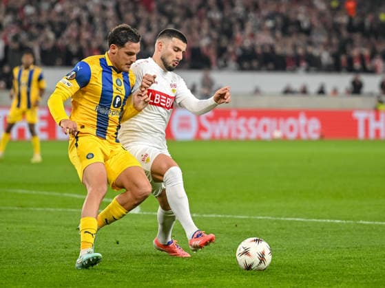Itai Ben Hamo (Maccabi Tel-Aviv FC) und Deniz Undav (VfB Stuttgart) battle for the ball during the UEFA Europa League 2025 26 League Phase MD6 match between VfB Stuttgart and Maccabi Tel-Aviv FC at Stuttgart Arena on December 11, 2025 in Stuttgart, Germany. (Photo by Harry Langer DeFodi Images)