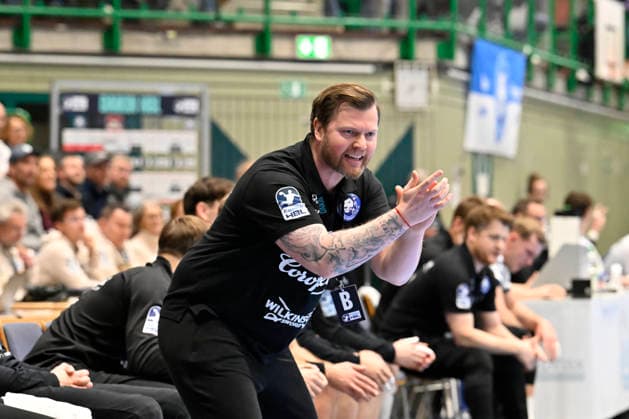 GER, 1.DAIKIN HBL, BHC06, BHC06 - ThSV Eisenach, 16. Spieltag 11.12. 2025,Wuppertal ,Unihalle, GER, 1.DAIKIN HBL, 16. Spieltag BHC06 - ThSV Eisenach 1.Liqui Moly HBL regulations prohibit any use of photographs as image sequences and or quasi-video im Bild Trainer Arnor Thor Gunnarsson ( Bergischer HC ) an.