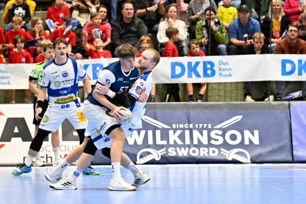 GER, 1.DAIKIN HBL, BHC06, BHC06 - ThSV Eisenach, 16. Spieltag 11.12. 2025,Wuppertal ,Unihalle, GER, 1.DAIKIN HBL, 16. Spieltag BHC06 - ThSV Eisenach 1.Liqui Moly HBL regulations prohibit any use of photographs as image sequences and or quasi-video im Bild Sören Steinhaus ( Bergischer HC 53 ) gegen Peter Walz ( THSV Eisenach 14 ).