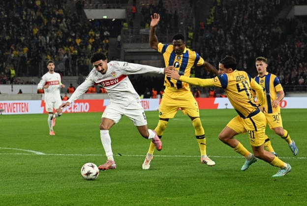 11.12.2025, xsltx, Fussball UEFA Europa League, VfB Stuttgart - Maccabi Tel Aviv v.l. Angelo Stiller (VfB Stuttgart), Mohamed Camara (Maccabi Tel Aviv), Itay Ben Hamo (Maccabi Tel Aviv) Stuttgart