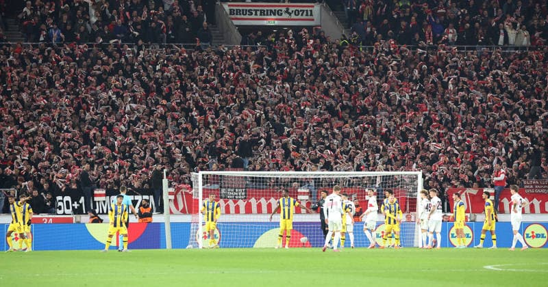 Stuttgart, Fußball UEFA Europa League, Saison 2025-2026, VfB Stuttgart vs. Maccabi Tel Aviv,VfB Fans mit Schal