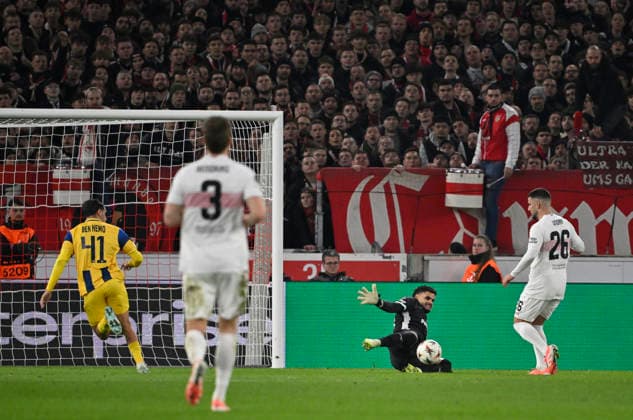 Deniz Undav VfB Stuttgart (26) Assist Pass zu Tiago Tomas VfB Stuttgart (08) (nicht im Bild) vor dem Tor zumn 2:0 gegen Torwart Roi Mishpati Maccabi Tel-Aviv FC (90) VfB Stuttgart vs Maccabi Tel-Aviv FC EUROPA LEAGUE EL 11.12.2025 DFL REGULATIONS PROHIBIT ANY USE OF PHOTOGRAPHS AS IMAGE SEQUENCES AND OR QUASI-VIDEO VfB Stuttgart vs Maccabi Tel-Aviv FC EUROPA LEAGUE EL