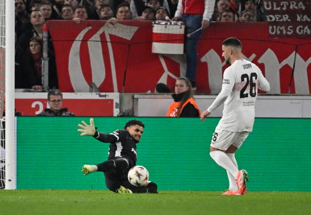 Deniz Undav VfB Stuttgart (26) Assist Pass zu Tiago Tomas VfB Stuttgart (08) (nicht im Bild) vor dem Tor zumn 2:0 gegen Torwart Roi Mishpati Maccabi Tel-Aviv FC (90) VfB Stuttgart vs Maccabi Tel-Aviv FC EUROPA LEAGUE EL 11.12.2025 DFL REGULATIONS PROHIBIT ANY USE OF PHOTOGRAPHS AS IMAGE SEQUENCES AND OR QUASI-VIDEO VfB Stuttgart vs Maccabi Tel-Aviv FC EUROPA LEAGUE EL