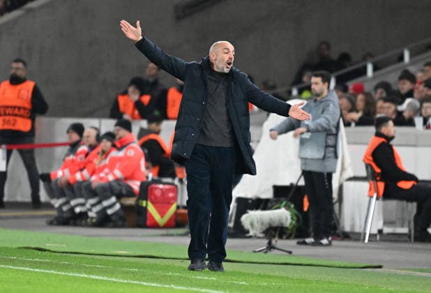 11.12.2025, xsltx, Fussball UEFA Europa League, VfB Stuttgart - Maccabi Tel Aviv v.l. Trainer Zarko Lazetic (Maccabi Tel Aviv) gibt Anweisungen Stuttgart
