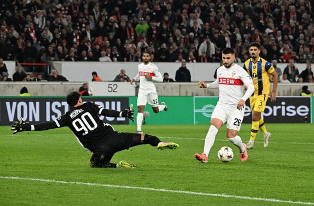 11.12.2025, xsltx, Fussball UEFA Europa League, VfB Stuttgart - Maccabi Tel Aviv v.l. Roi Mishpati (Maccabi Tel Aviv), Deniz Undav (VfB Stuttgart) vorlage 2:0 Stuttgart