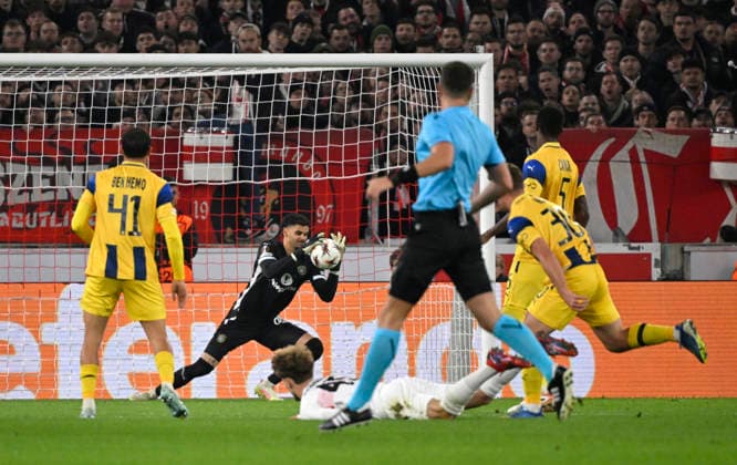 Strafraumszene, Torraumszene Torwart Roi Mishpati Maccabi Tel-Aviv FC (90) Aktion Schiedsrichter Referee Marian Barbu (ROU) Itai Ben Hamo Maccabi Tel-Aviv FC (41) VfB Stuttgart vs Maccabi Tel-Aviv FC EUROPA LEAGUE EL 11.12.2025 DFL REGULATIONS PROHIBIT ANY USE OF PHOTOGRAPHS AS IMAGE SEQUENCES AND OR QUASI-VIDEO VfB Stuttgart vs Maccabi Tel-Aviv FC EUROPA LEAGUE EL
