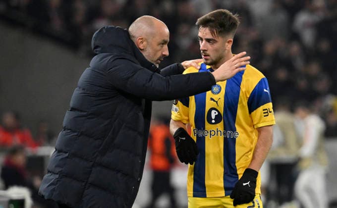 Trainer Coach Zarko Lazetic Maccabi Tel-Aviv FC im Gespraech Diskussion mit Noam Ben Harosh Maccabi Tel-Aviv FC (21) VfB Stuttgart vs Maccabi Tel-Aviv FC EUROPA LEAGUE EL 11.12.2025 DFL REGULATIONS PROHIBIT ANY USE OF PHOTOGRAPHS AS IMAGE SEQUENCES AND OR QUASI-VIDEO VfB Stuttgart vs Maccabi Tel-Aviv FC EUROPA LEAGUE EL