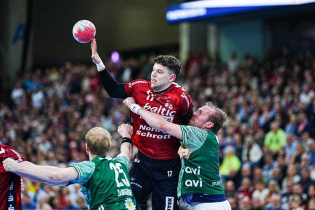 Matthes Langhoff (Fuechse Berlin, 25), Marco Grgic (SG Flensburg-Handewitt, 17), Max Darj (Fuechse Berlin, 05) GER, SG Flensburg-Handewitt vs. Fuechse Berlin, Handball, Bundesliga, Spieltag 16, Saison 2026 2026, 11.12.2025 GER, SG Flensburg-Handewitt vs. Fuechse Berlin, Handball, Bundesliga, Spieltag 16, Saison 2026 2026, 11.12.2025 Flensburg Copyright: xEibner-Pressefoto MarcelxvonxFehrnx EP_MFN