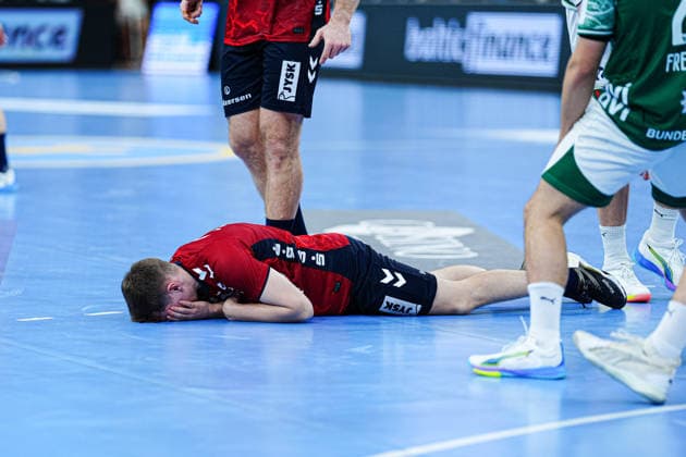 Domen Novak (SG Flensburg-Handewitt, 63) nach Schlag ins Gesicht am Boden GER, SG Flensburg-Handewitt vs. Fuechse Berlin, Handball, Bundesliga, Spieltag 16, Saison 2026 2026, 11.12.2025 GER, SG Flensburg-Handewitt vs. Fuechse Berlin, Handball, Bundesliga, Spieltag 16, Saison 2026 2026, 11.12.2025 Flensburg Copyright: xEibner-Pressefoto MarcelxvonxFehrnx EP_MFN