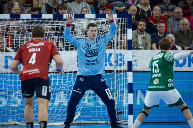DAIKIN HBL: SG Flensburg-Handewitt vs Füchse Berlin; 11.12.25 Kevin Møller (Nr.20, SG Flensburg-Handewitt) gegen Tobias Schjølberg Grøndahl (Nr.15, Füchse Berlin) DAIKIN HBL: SG Flensburg-Handewitt vs Füchse Berlin, GP JOULE Arena am 11.12.25 Copyright: xBEAUTIFULxSPORTS MarioxM.xKobergx